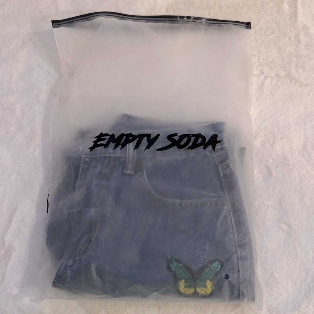 Empty Soda Butterfly 🦋 Blue Jeans, NWOT- size M - Picture 12 of 12
